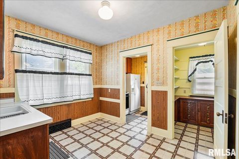 Tiny photo for 2211 WESTERN Avenue, Davenport, IA 52803 (MLS # QC4267449)