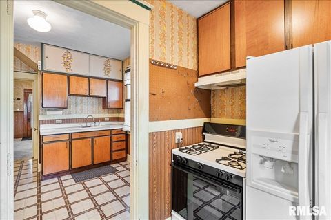 Tiny photo for 2211 WESTERN Avenue, Davenport, IA 52803 (MLS # QC4267449)