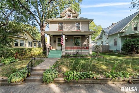 Photo of 2211 WESTERN Avenue, Davenport, IA 52803 (MLS # QC4267449)