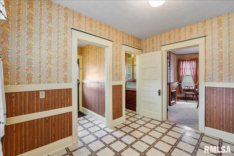 Tiny photo for 2211 WESTERN Avenue, Davenport, IA 52803 (MLS # QC4267449)