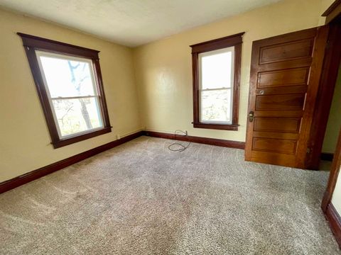 Tiny photo for 919 Leclaire St Street, Davenport, IA 52803 (MLS # 100000411)