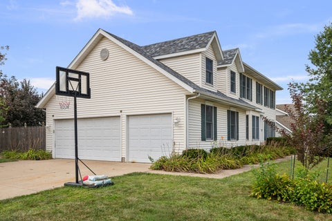 Tiny photo for 4816 Norfolk Place, Bettendorf, IA 52722 (MLS # 12742379)