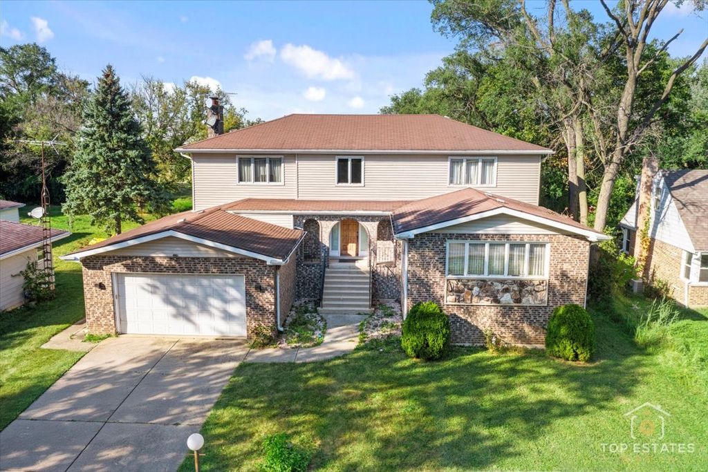 Photo for 17W508 Hawthorne Avenue, Wood Dale, IL 60191 (MLS # 12448437)