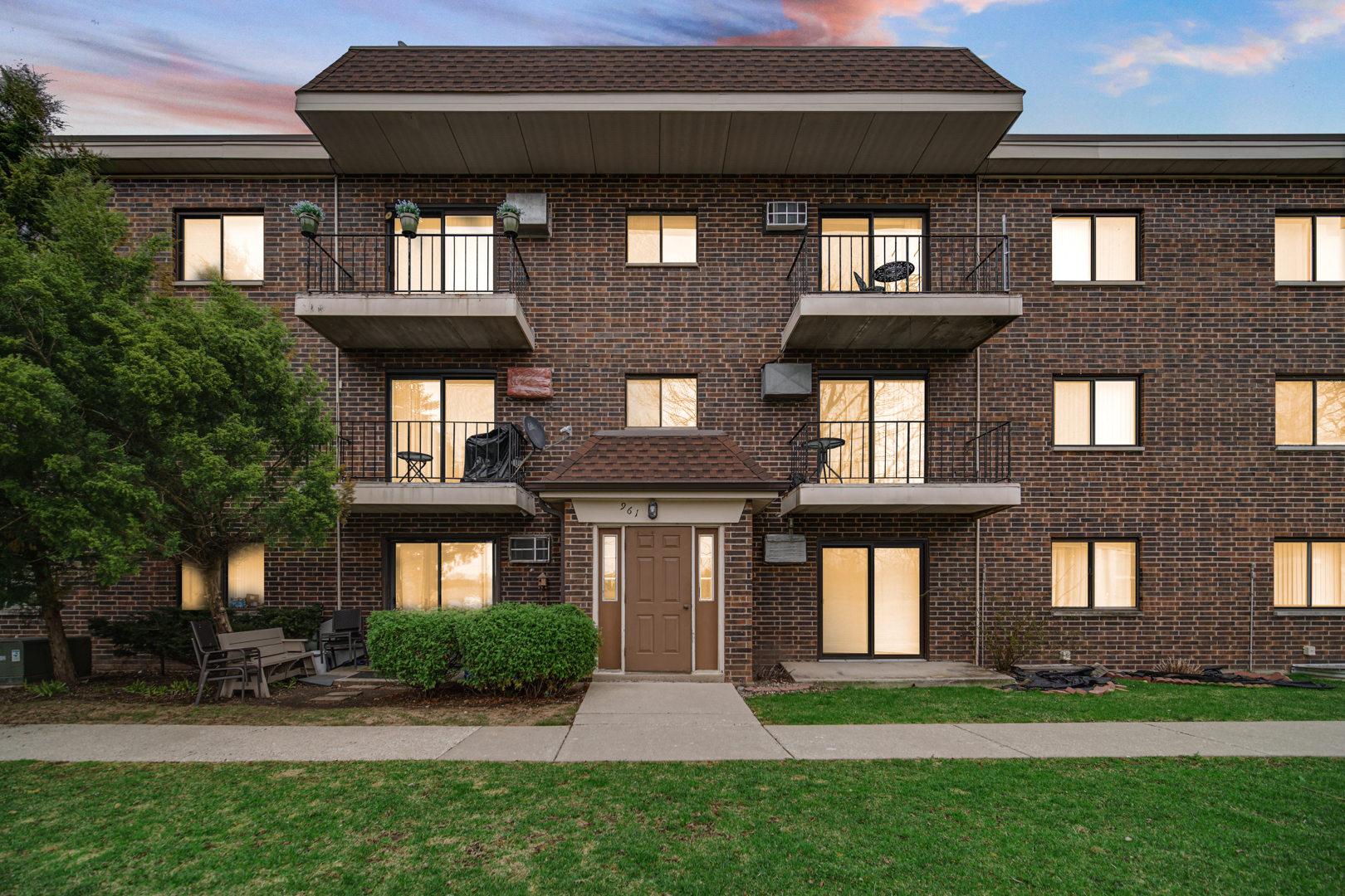 961 N Rohlwing Road 201B
