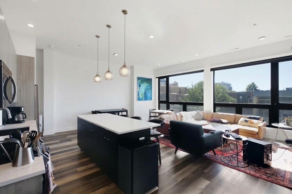 2317 N Clark Street 402