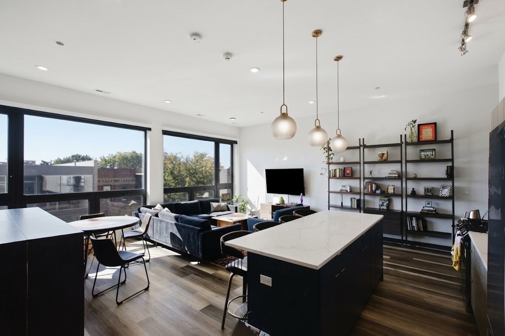 2317 N Clark Street 402