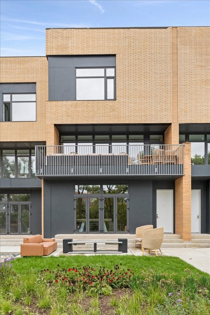 2235 W Oakdale Avenue 16-B