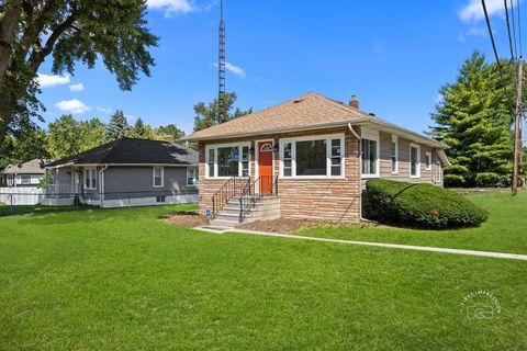 Photo of 1550 W Highland Avenue W, Elgin, IL 60123 (MLS # 12463681)