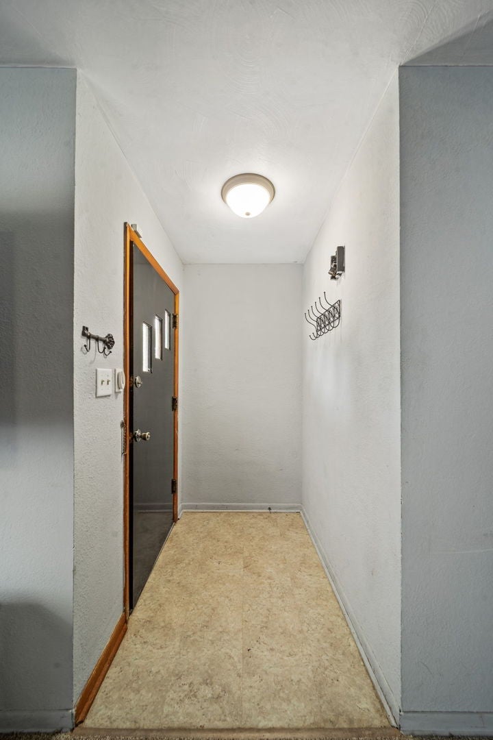 201 S Reedwood Drive - Photo 2