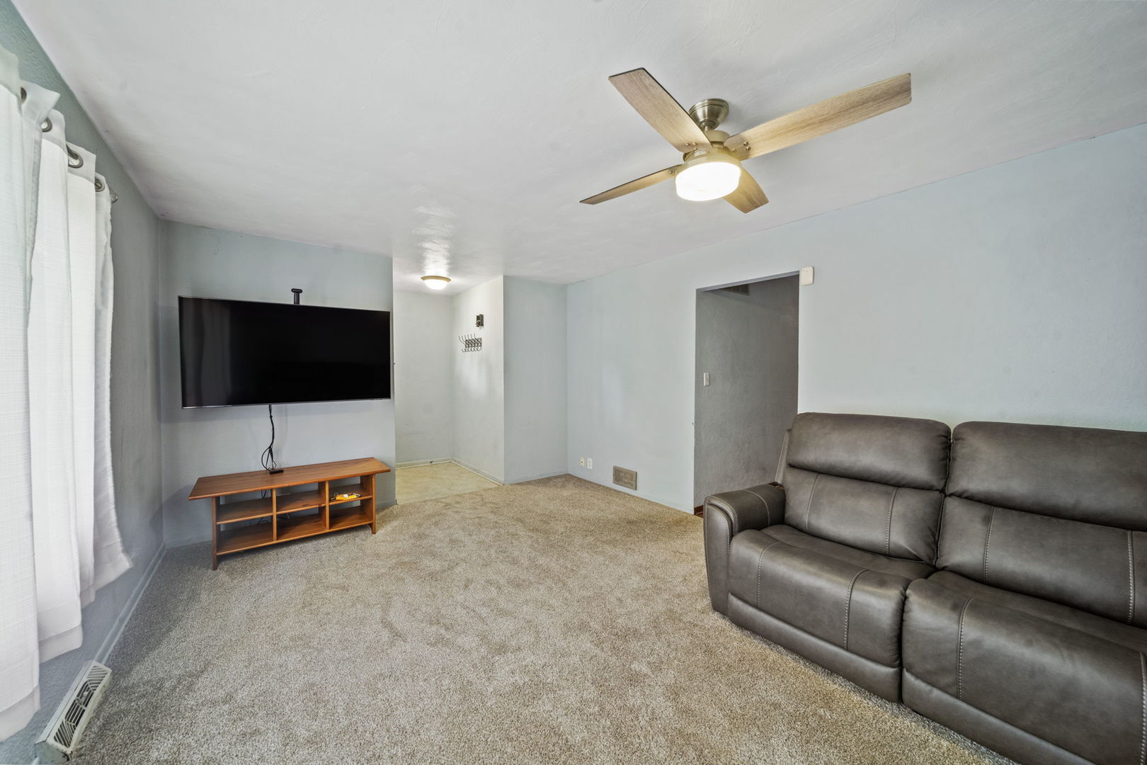 201 S Reedwood Drive - Photo 4
