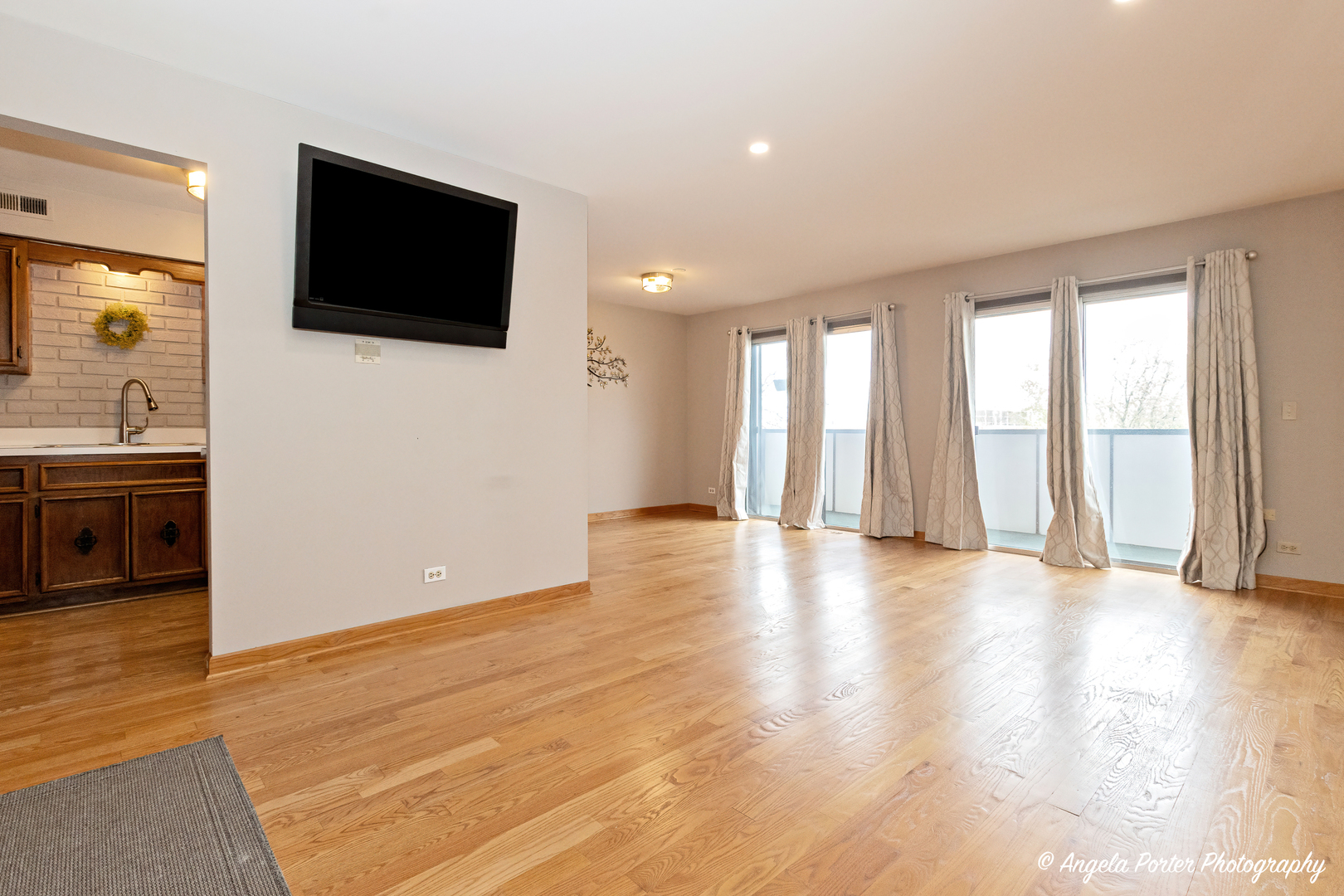 150 E Grand Avenue 302