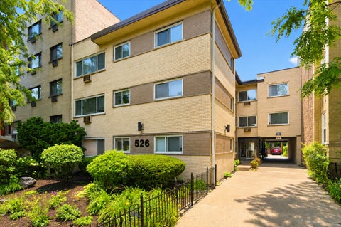 Photo of 526 W Roscoe Street #2A, Chicago, IL 60657 (MLS # 12731442)