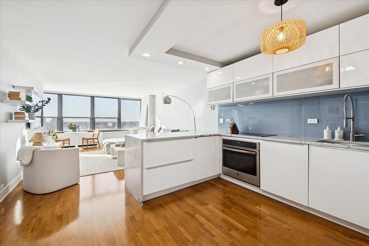 1560 N Sandburg Terrace 2607J