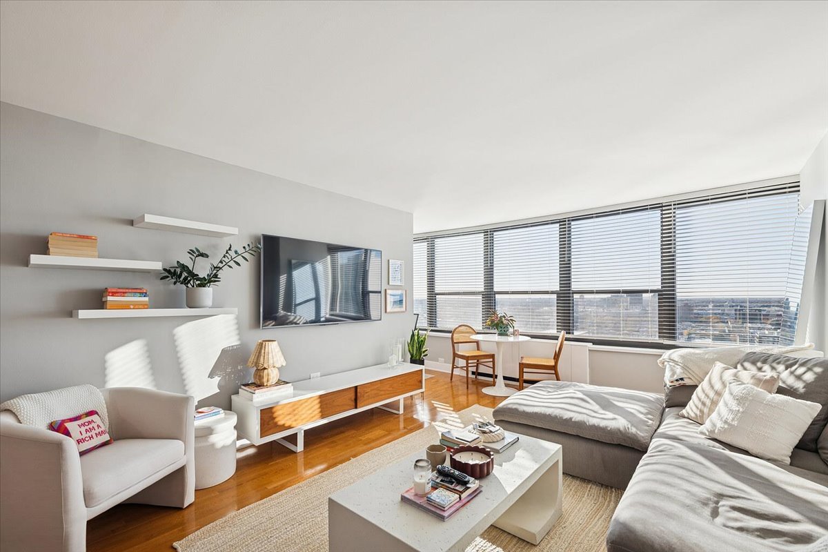 1560 N Sandburg Terrace 2607J