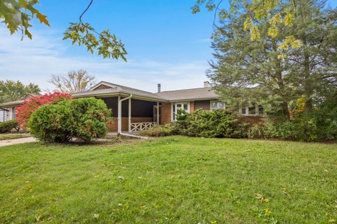 Photo of 246 Greenbriar Street, Elk Grove Village, IL 60007 (MLS # 12779143)