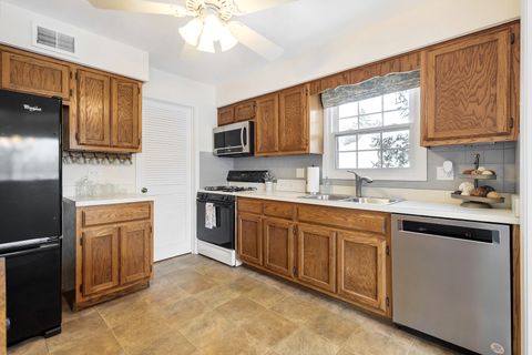 Tiny photo for 1907 Gresham Circle #D, Wheaton, IL 60189 (MLS # 12528868)