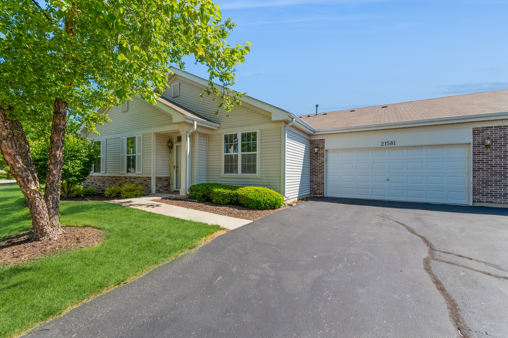 View Crest Hill, IL 60403 townhome