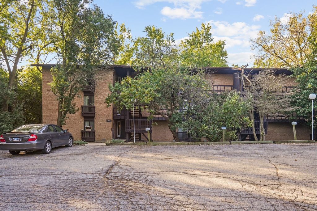 Photo for 5501 Lakeside Drive #3B, Lisle, IL 60532 (MLS # 12499514)