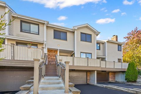 Photo of 1024 Sussex Drive, Northbrook, IL 60062 (MLS # 12504474)