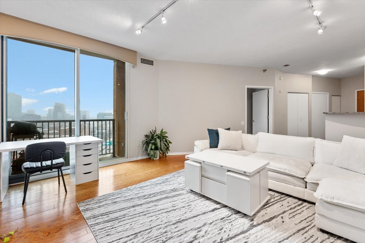 600 N Kingsbury Street 1614