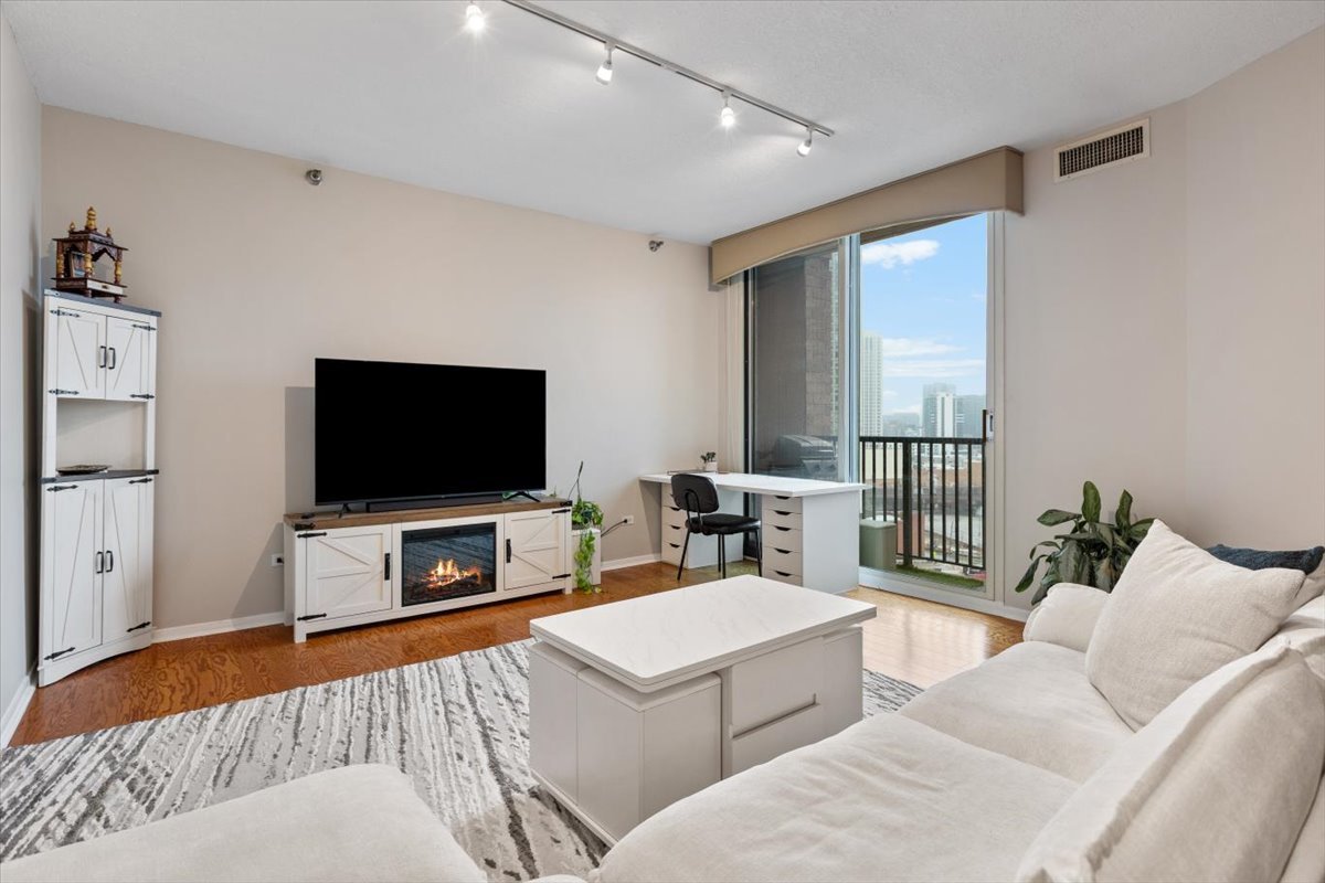 600 N Kingsbury Street 1614