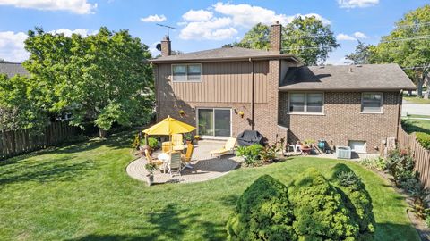 Tiny photo for 2439 N Windsor Drive, Arlington Heights, IL 60004 (MLS # 12558790)