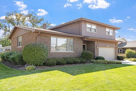 Tiny photo for 2439 N Windsor Drive, Arlington Heights, IL 60004 (MLS # 12558790)