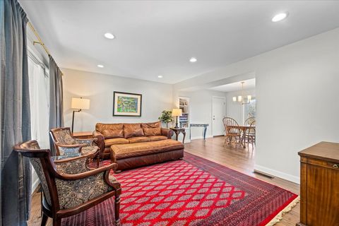 Tiny photo for 510 Sunset Terrace, Lake Bluff, IL 60044 (MLS # 12569584)