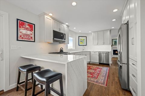 Tiny photo for 510 Sunset Terrace, Lake Bluff, IL 60044 (MLS # 12569584)