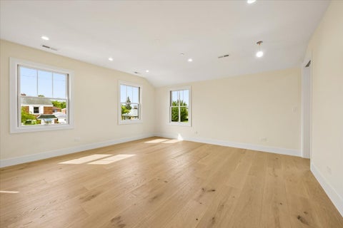 Tiny photo for 3810 W North Shore Avenue, Lincolnwood, IL 60712 (MLS # 12731343)