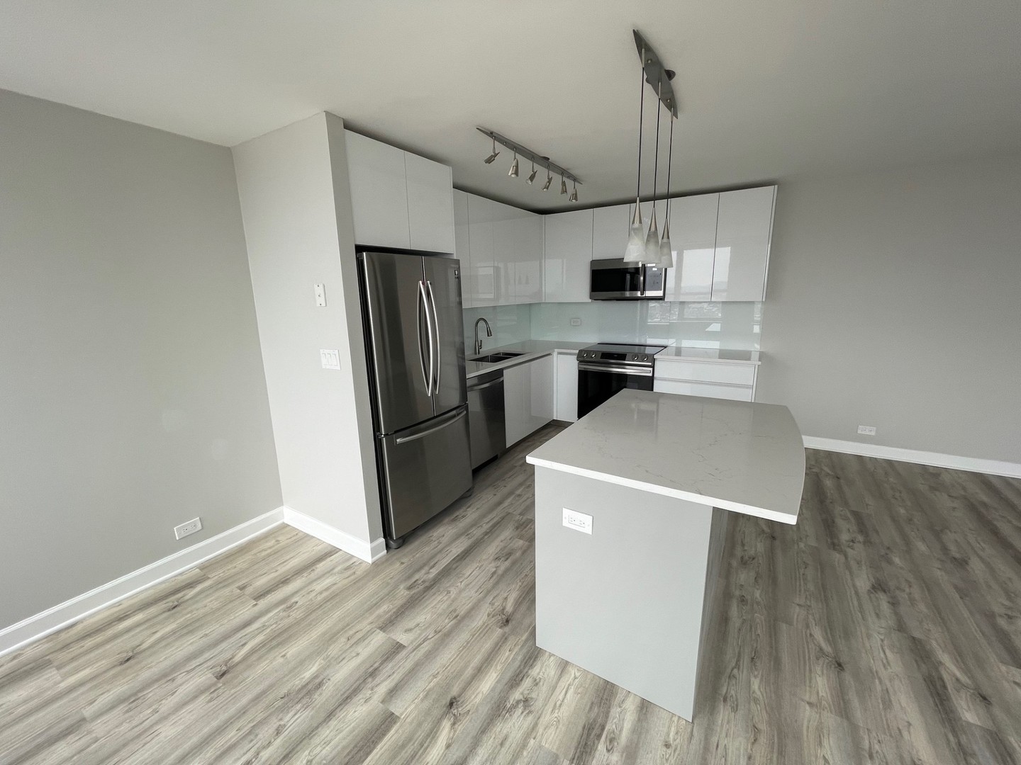 655 W IRVING PARK Road 3313