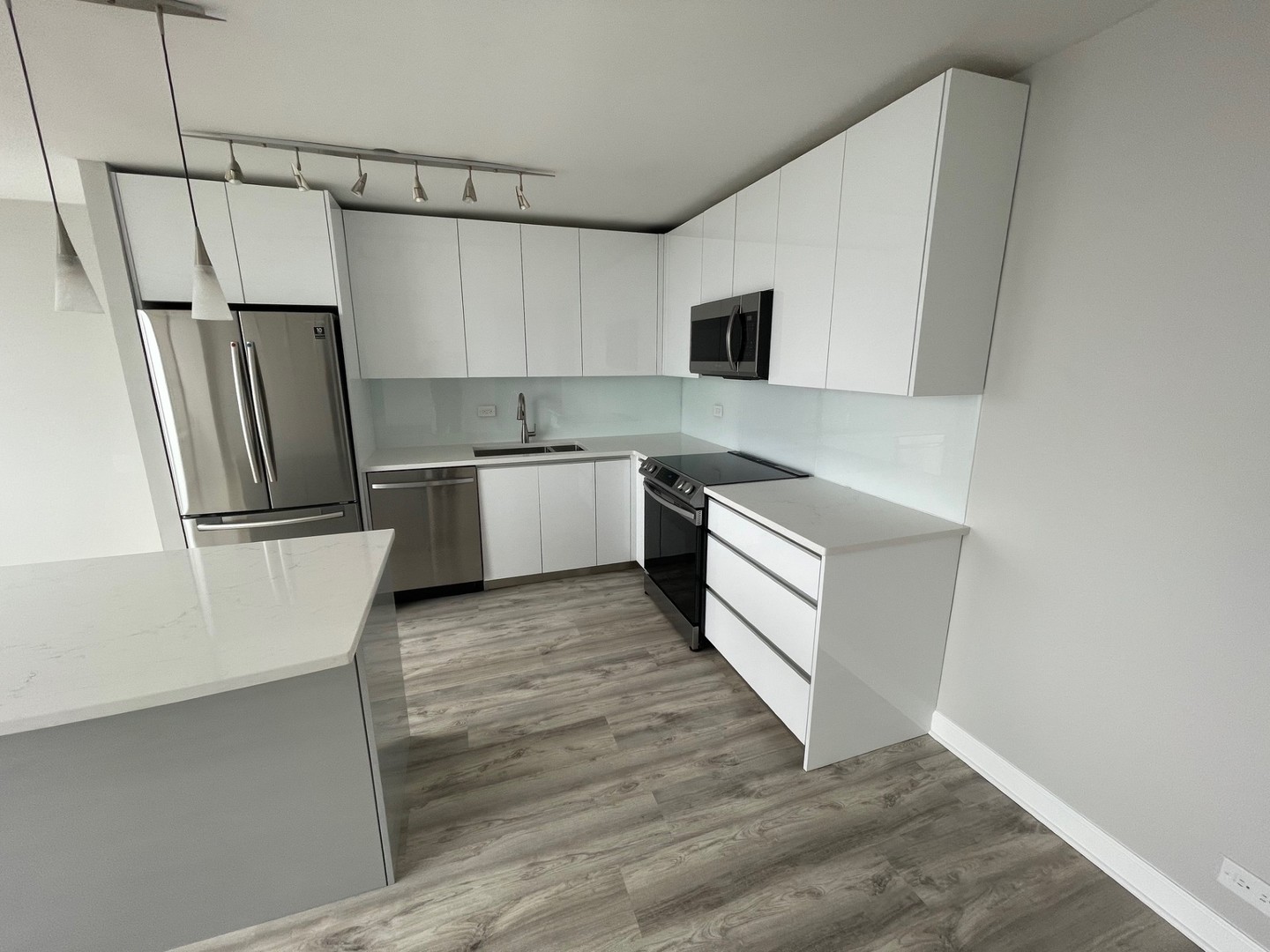 655 W IRVING PARK Road 3313
