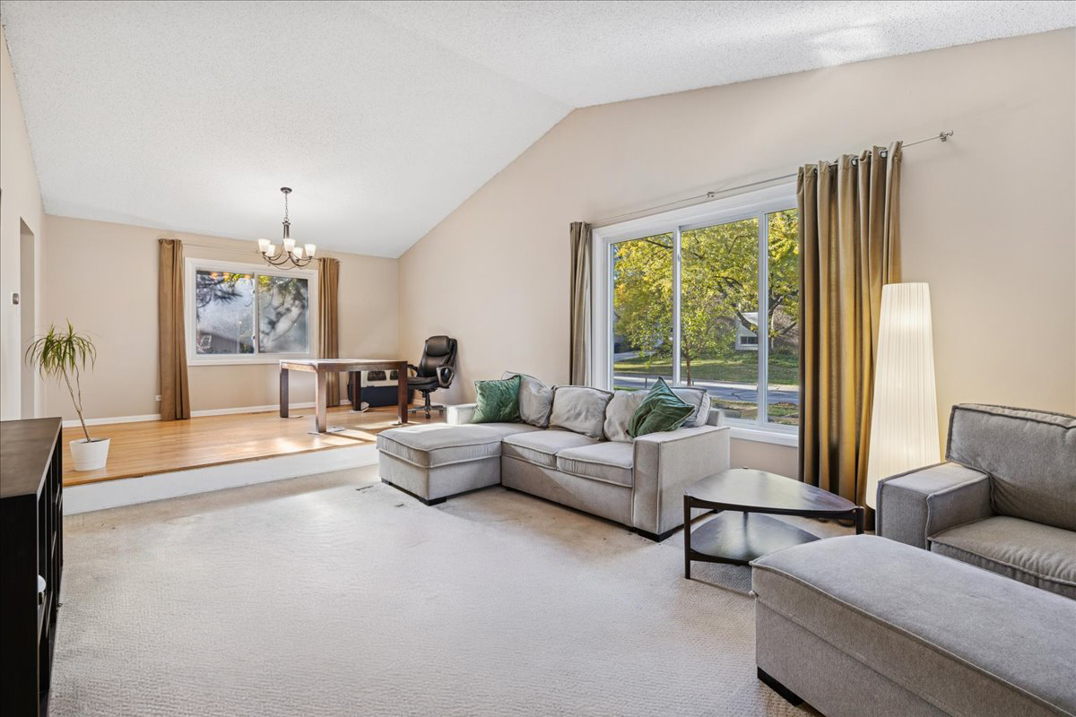 Lisle, Illinois 60532, United States, 4 Bedrooms Bedrooms, ,3 BathroomsBathrooms,Residential,Active,240656