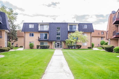 Tiny photo for 4917 W 109th Street #301, Oak Lawn, IL 60453 (MLS # 12653093)