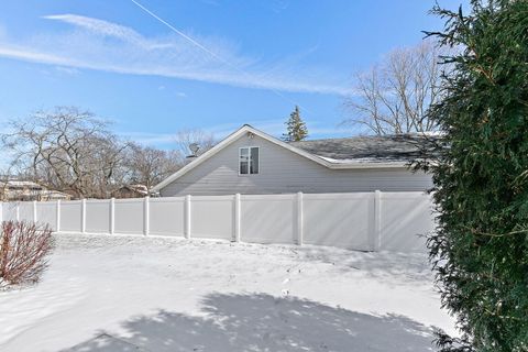 Tiny photo for 989 N Cove Drive #B, Palatine, IL 60067 (MLS # 12593852)