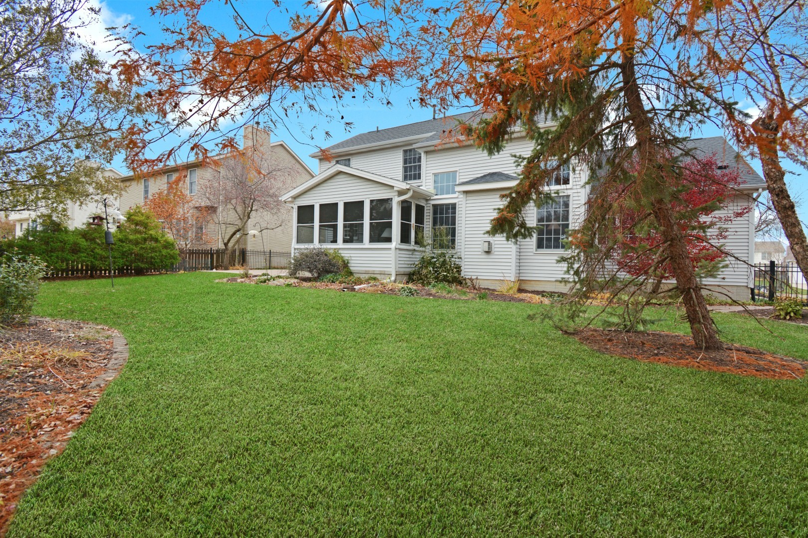 Bloomington, Illinois 61704, United States, 3 Bedrooms Bedrooms, ,3 BathroomsBathrooms,Residential,Pending,246571