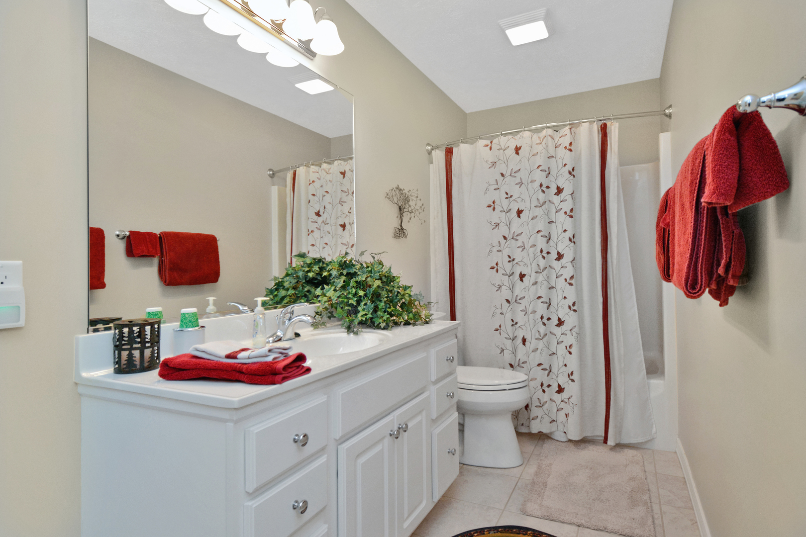 Bloomington, Illinois 61704, United States, 3 Bedrooms Bedrooms, ,3 BathroomsBathrooms,Residential,Pending,246571