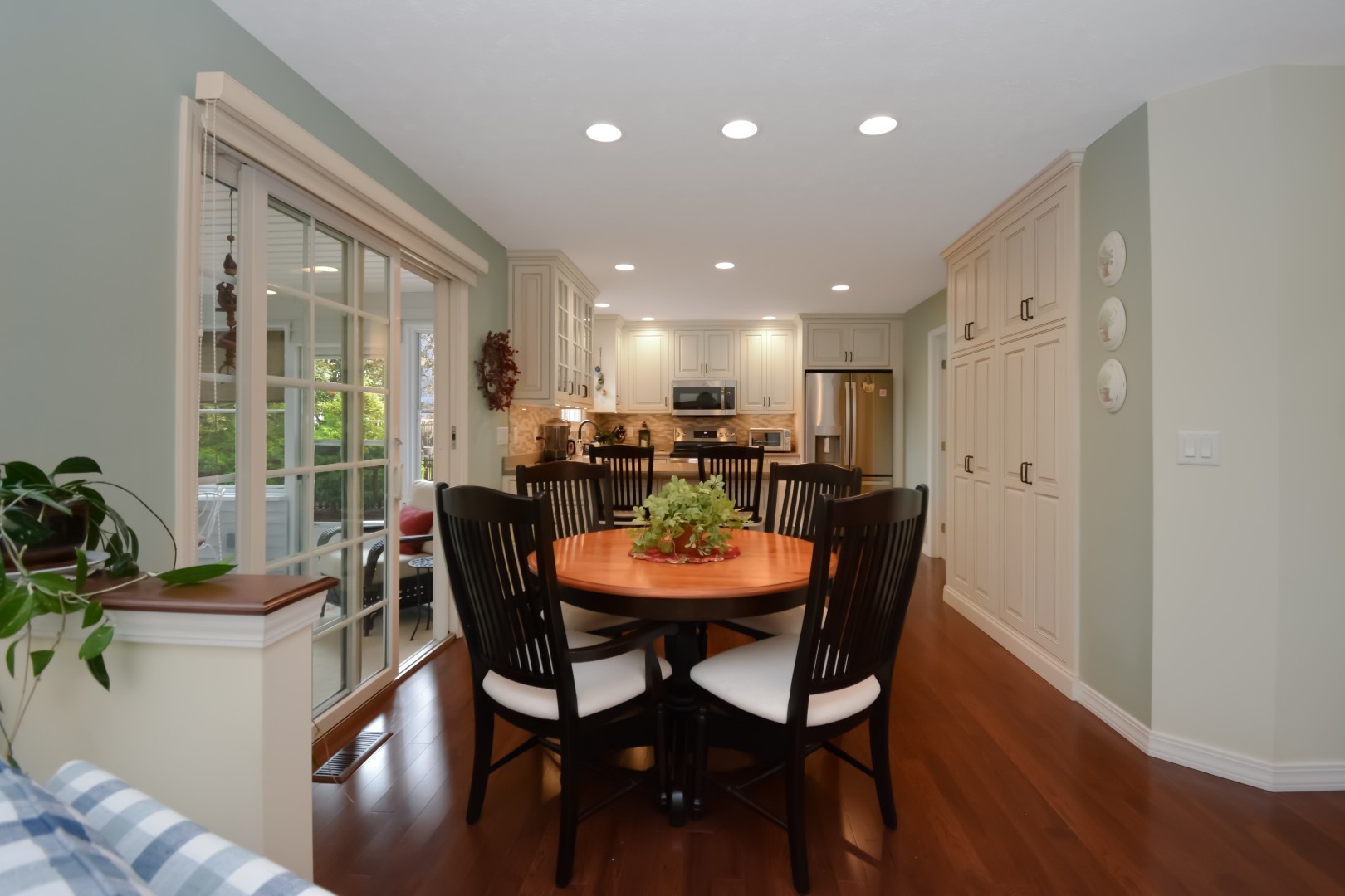 Bloomington, Illinois 61704, United States, 3 Bedrooms Bedrooms, ,3 BathroomsBathrooms,Residential,Pending,246571