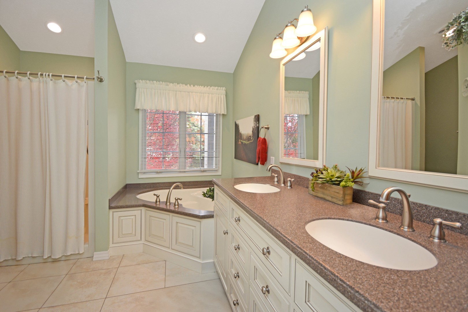 Bloomington, Illinois 61704, United States, 3 Bedrooms Bedrooms, ,3 BathroomsBathrooms,Residential,Pending,246571