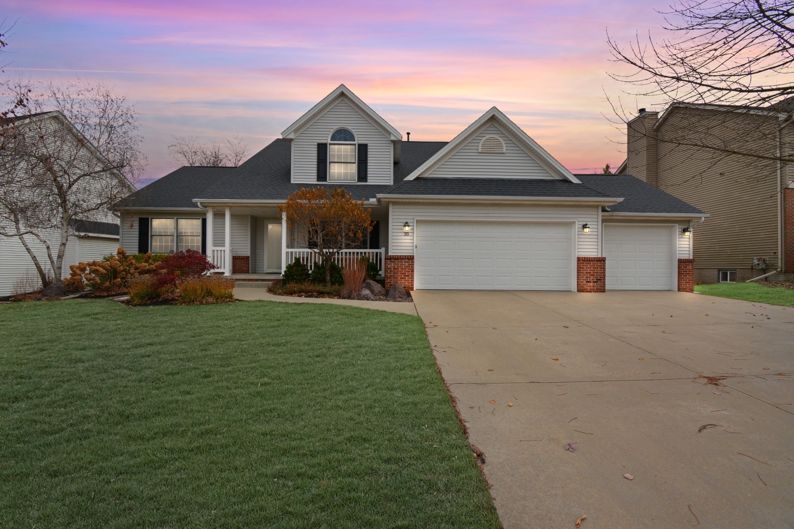 Bloomington, Illinois 61704, United States, 3 Bedrooms Bedrooms, ,3 BathroomsBathrooms,Residential,Pending,246571