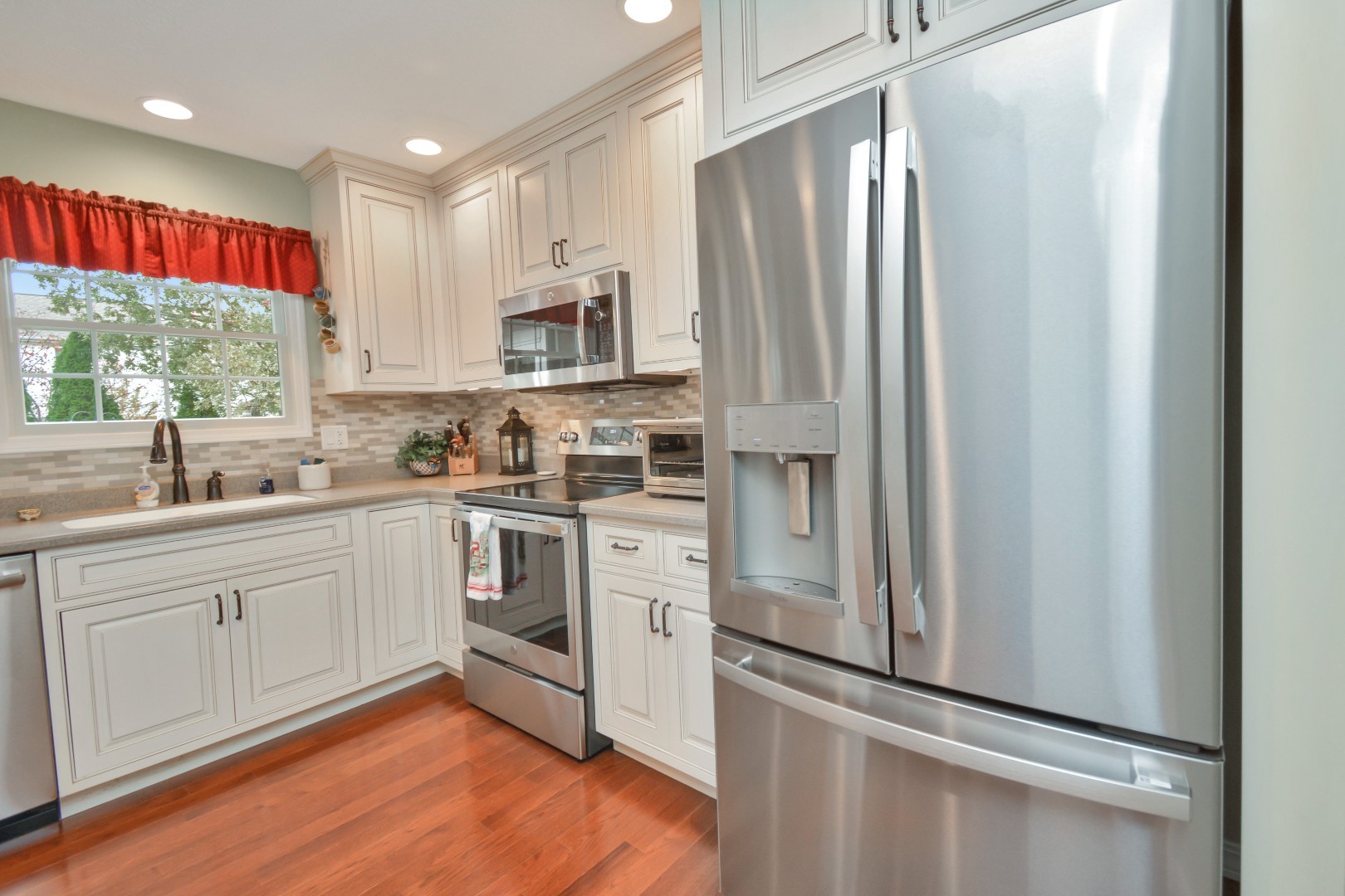 Bloomington, Illinois 61704, United States, 3 Bedrooms Bedrooms, ,3 BathroomsBathrooms,Residential,Pending,246571