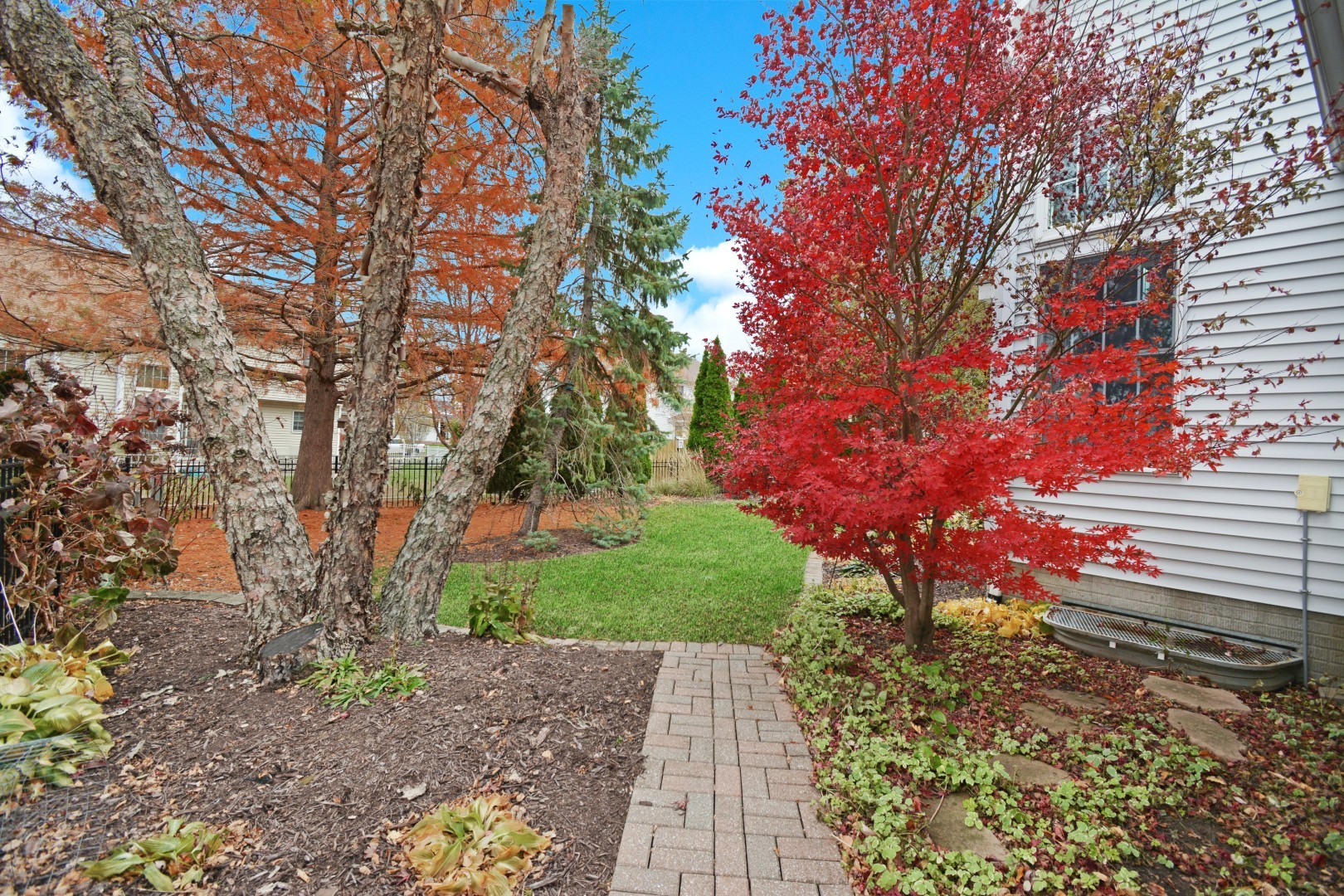 Bloomington, Illinois 61704, United States, 3 Bedrooms Bedrooms, ,3 BathroomsBathrooms,Residential,Pending,246571