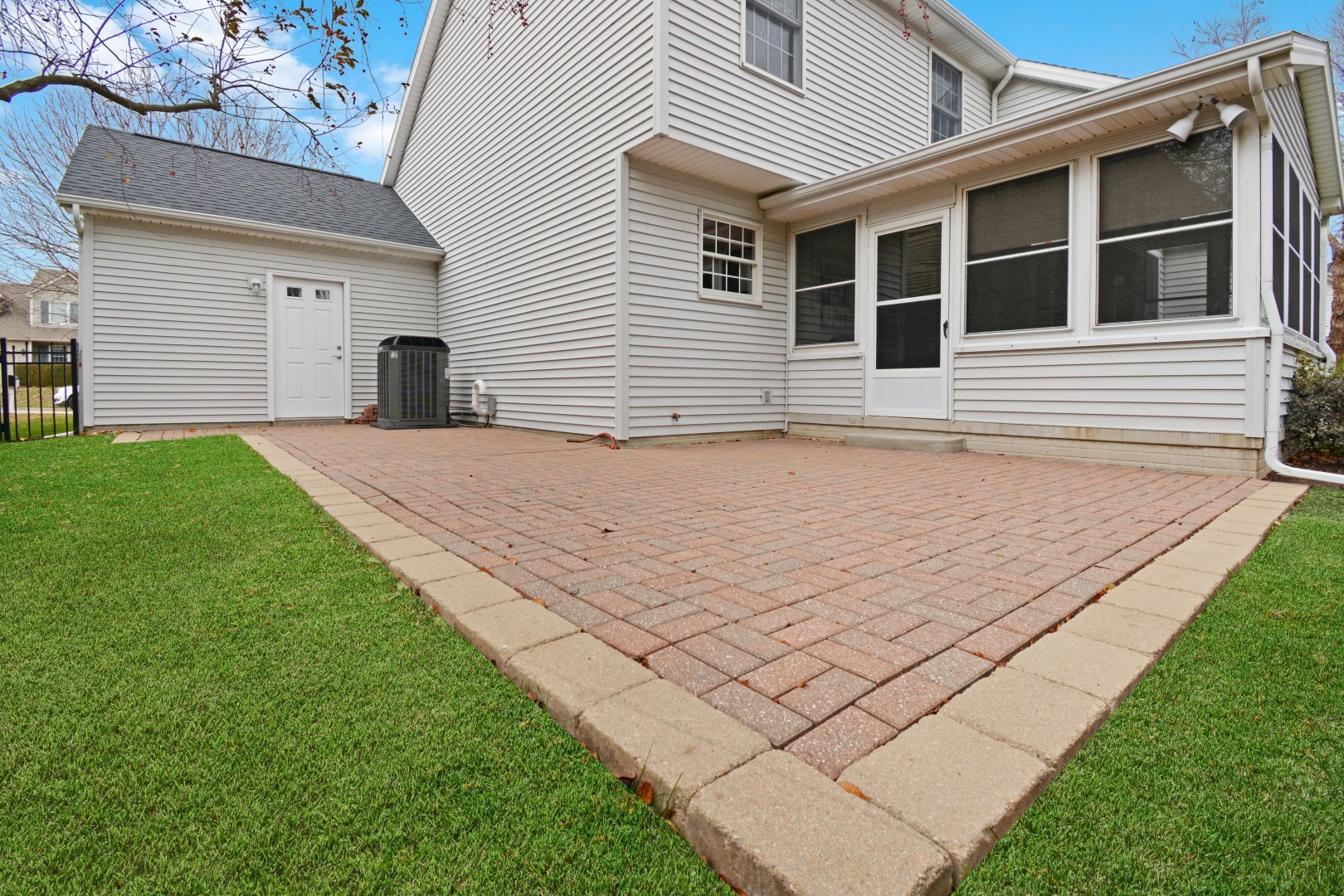 Bloomington, Illinois 61704, United States, 3 Bedrooms Bedrooms, ,3 BathroomsBathrooms,Residential,Pending,246571