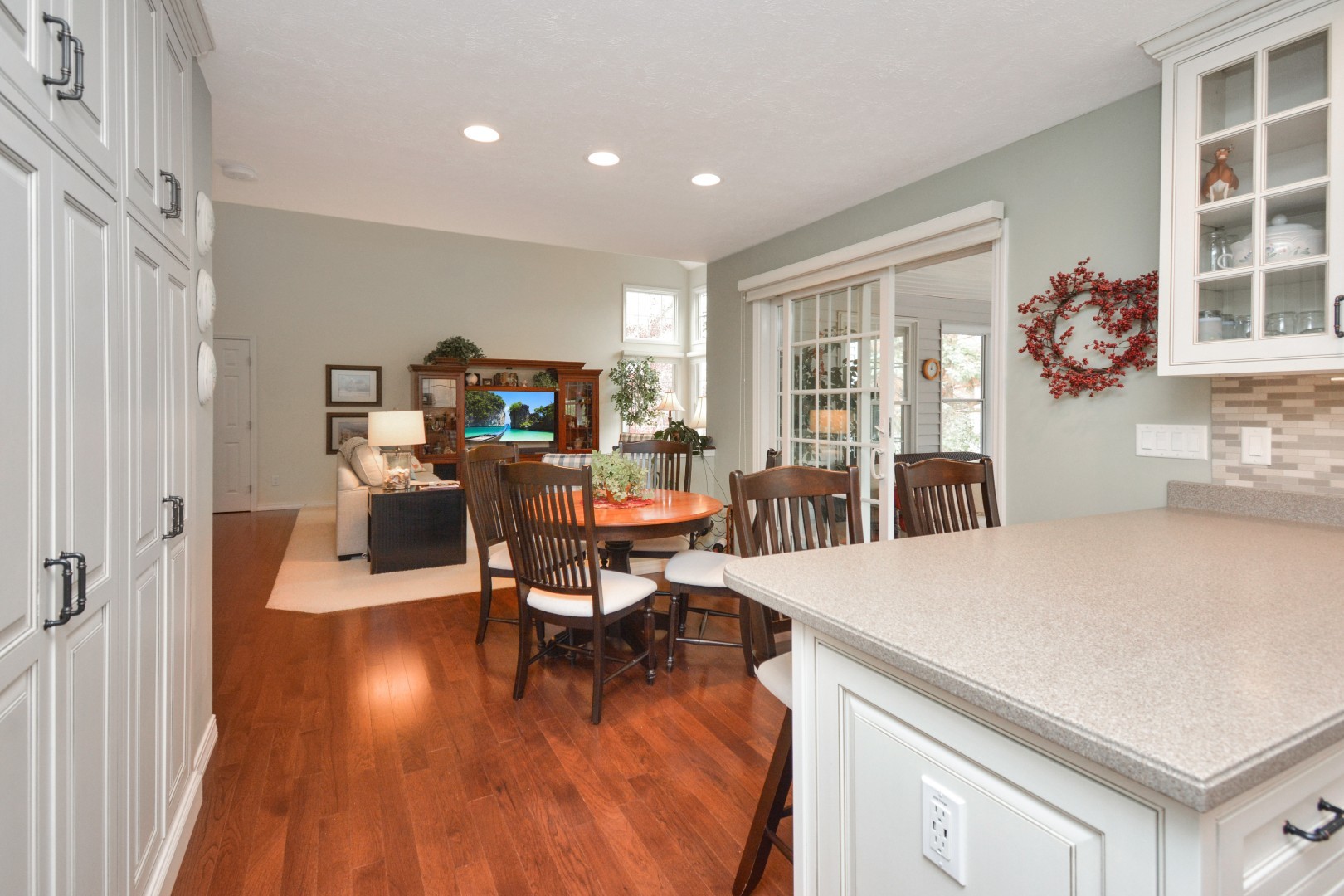 Bloomington, Illinois 61704, United States, 3 Bedrooms Bedrooms, ,3 BathroomsBathrooms,Residential,Pending,246571