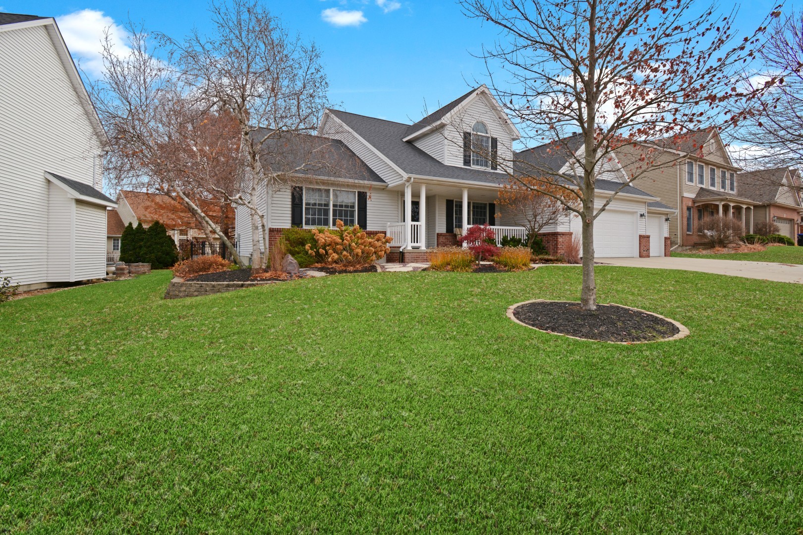 Bloomington, Illinois 61704, United States, 3 Bedrooms Bedrooms, ,3 BathroomsBathrooms,Residential,Pending,246571