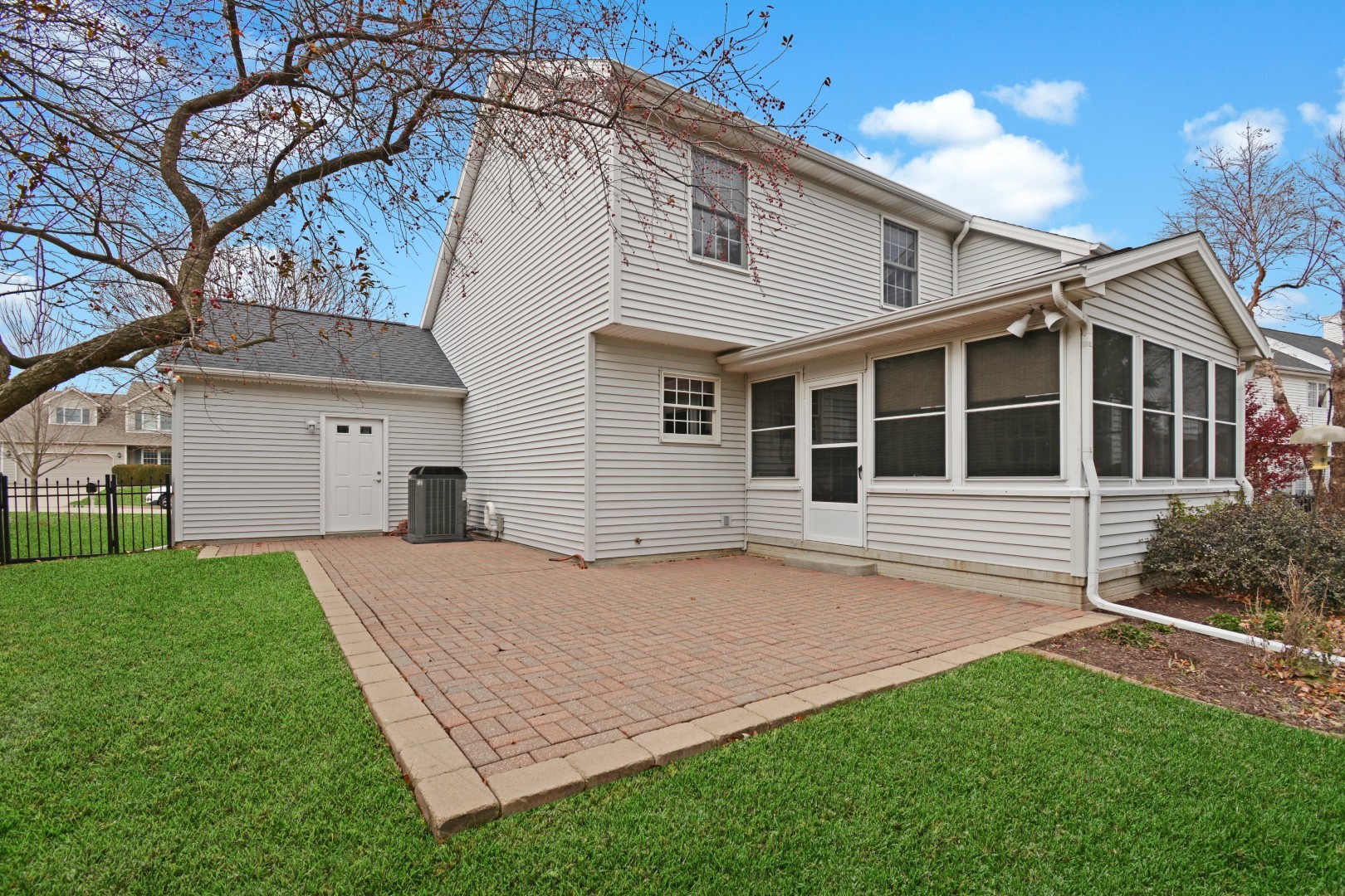 Bloomington, Illinois 61704, United States, 3 Bedrooms Bedrooms, ,3 BathroomsBathrooms,Residential,Pending,246571