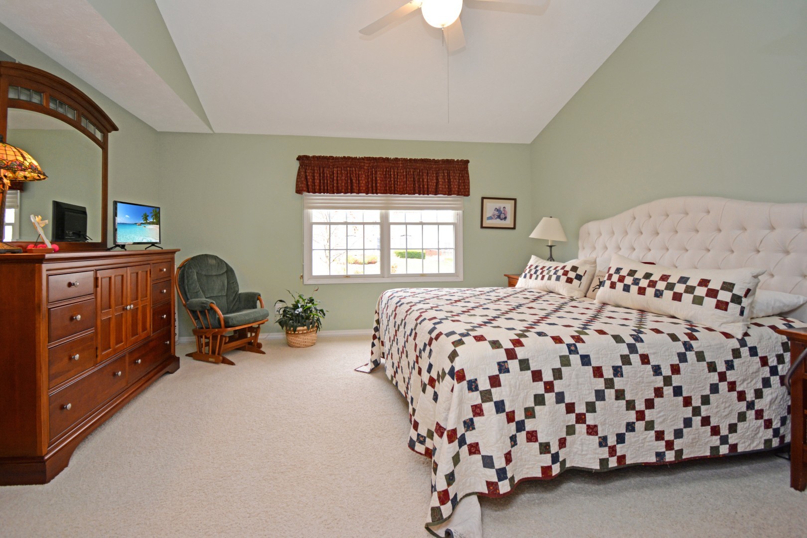 Bloomington, Illinois 61704, United States, 3 Bedrooms Bedrooms, ,3 BathroomsBathrooms,Residential,Pending,246571