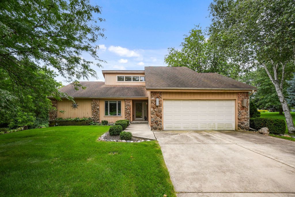 Photo for 42W697 Bridle Court, St. Charles, IL 60175 (MLS # 12427897)