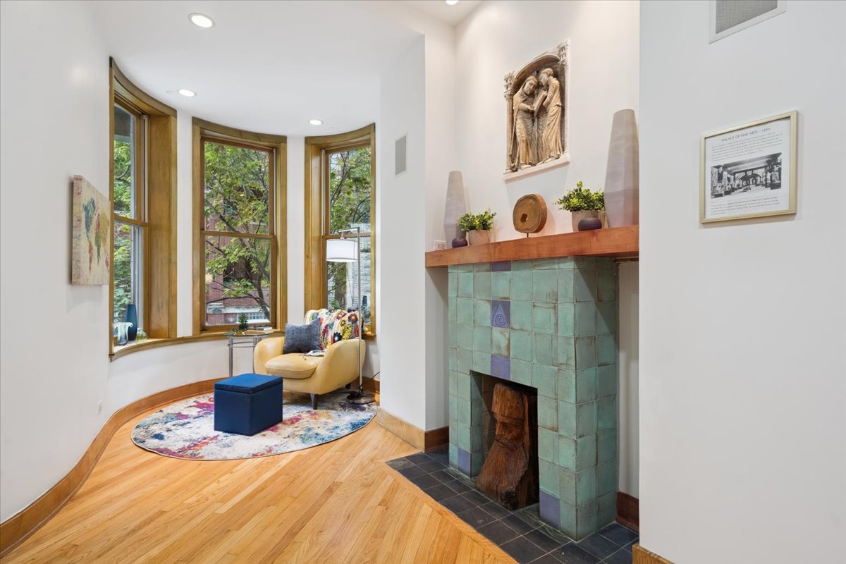 453 W Roslyn Place