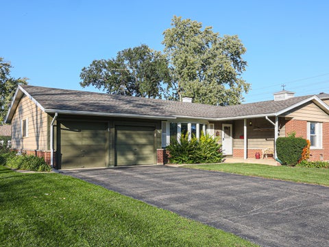Photo of 660 Magnolia Lane, Elk Grove Village, IL 60007 (MLS # 12793692)